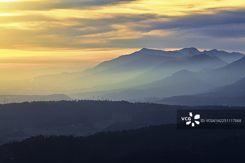 日落时分，从吉斯利夫卢埃 (Gisliflue) 眺望汝拉山麓，瑞士阿尔高州塔尔海姆图片素材