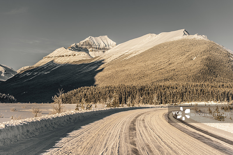 冬季冰原大道公路旅行，落基山脉国家公园，班夫国家公园，贾斯珀国家公园，阿尔伯塔省，加拿大图片素材