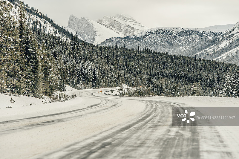 冬季冰原大道公路旅行，落基山脉冰原地区，班夫国家公园，贾斯珀国家公园，艾伯塔省，加拿大图片素材