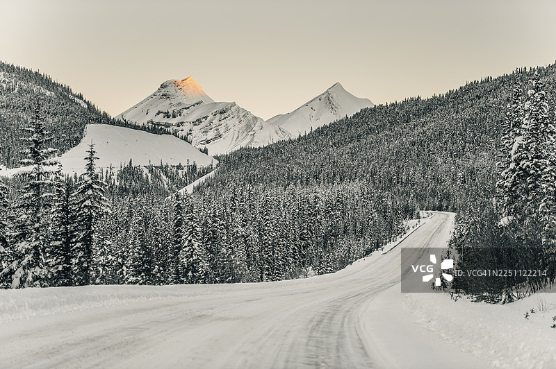 冬季自驾游，穿越冰原大道，路面覆盖着厚厚的积雪和冰层，位于加拿大艾伯塔省的班夫国家公园和贾斯珀国家公园。图片素材