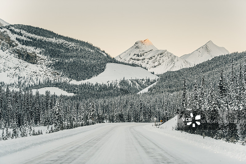 冬季冰原大道公路旅行，班夫国家公园、贾斯珀国家公园，阿尔伯塔省，加拿大，路面有大量积雪和结冰图片素材