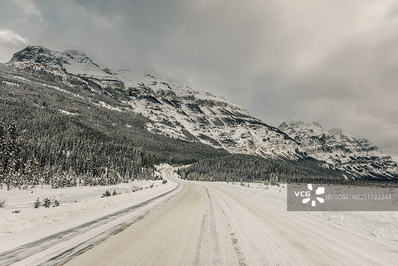 冬季冰原大道公路旅行，路上积雪结冰，位于加拿大阿尔伯塔省的班夫国家公园和贾斯珀国家公园图片素材