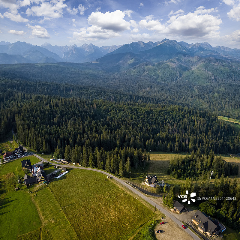 波兰假期 - 从布科维纳塔特尔赞斯卡拍摄的塔特拉山脉鸟瞰图图片素材