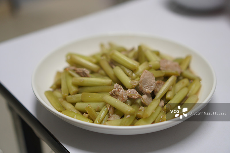 白色盘子里的泰国菜：炒莲藕猪肉图片素材