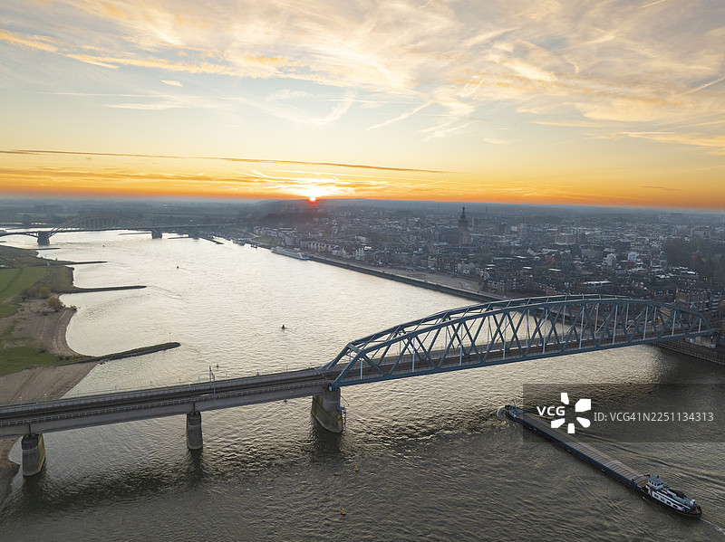 日出时尼美根市在瓦尔河畔的天际线图片素材