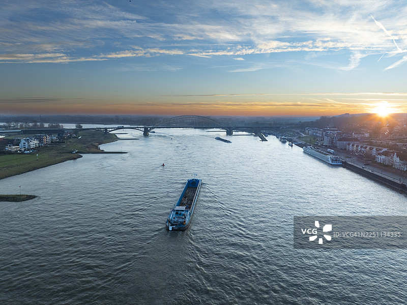 日出时分瓦尔河畔的奈梅亨天际线图片素材