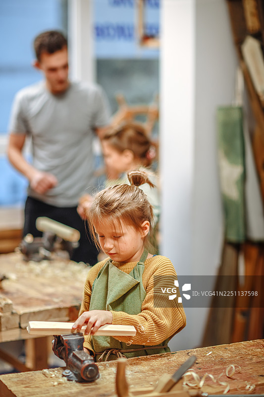团队创意 - 儿童在导师指导下的合作项目图片素材