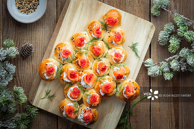 自制圣诞树形状的酥皮开胃小点，由面团、烟熏三文鱼、莳萝和鱼子酱制成图片素材