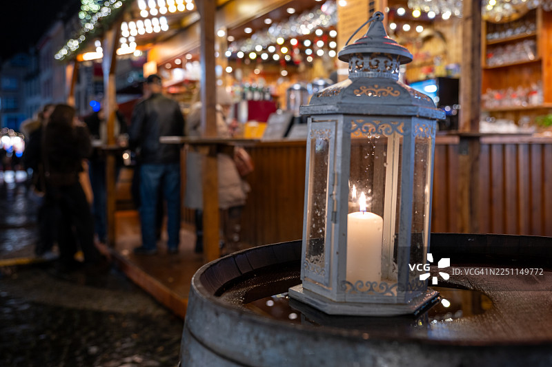 圣诞集市上的灯笼，烛光摇曳图片素材