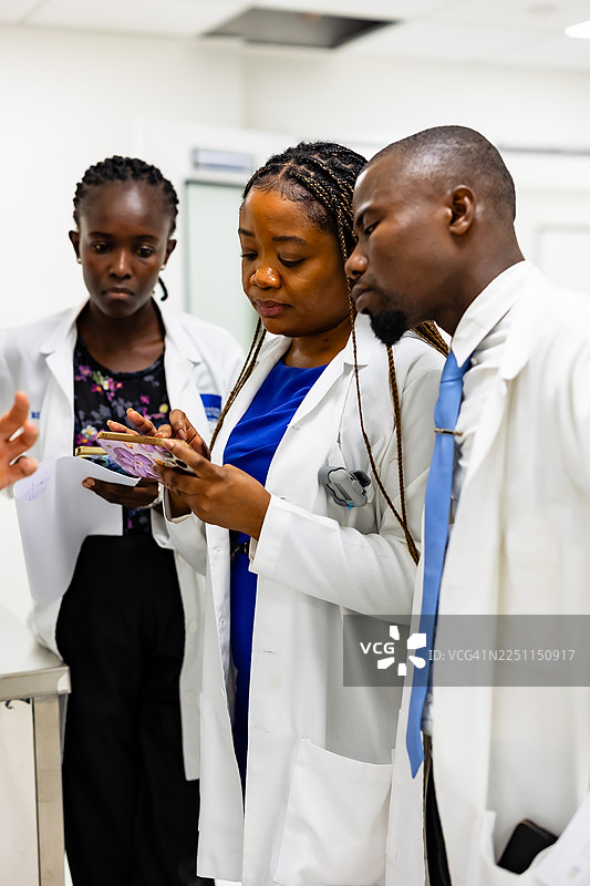 黑人医疗团队。医院医务人员。医生和护士在医院讨论和行走。图片素材