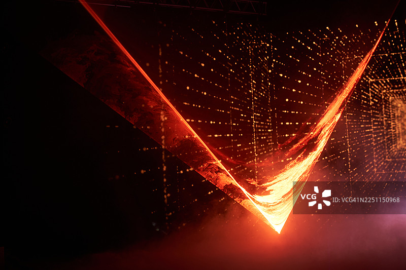 鲜艳的橙色激光三角形划破黑暗空间，形成发光的网格图案，营造出未来科技和动感。构图充满活力与动感，唤起高科技创新的感觉。图片素材