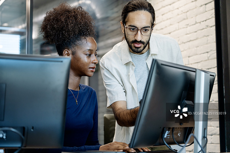 API 测试通过直接与应用程序层交互来提高准确性和可靠性。这提供了对系统性能的精确反馈，这对于确保应用程序在真实条件下按预期运行至关重要。图片素材