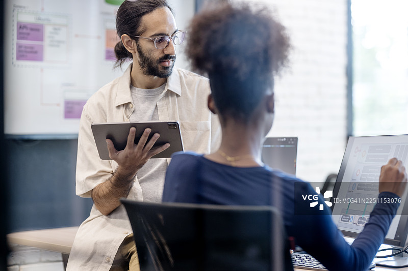 有效的协作推动软件成功。通过统一个人优势和多元视角，团队能改进问题解决能力，并建立对产品的集体责任感。协作是成功软件开发的关键。图片素材