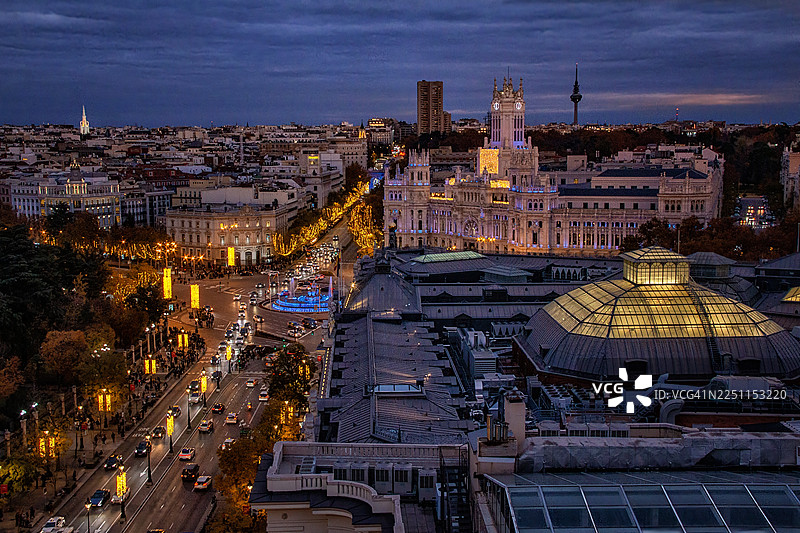 马德里西班牙广场，市政厅和阿尔卡拉街圣诞灯饰的日落景观图片素材
