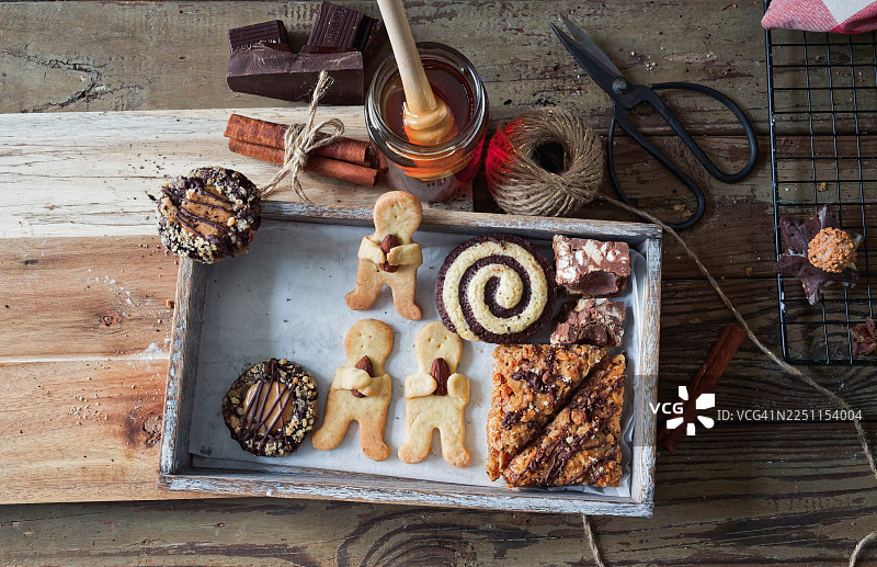 木质托盘中乡村风格的圣诞饼干拼盘和自制节日点心图片素材