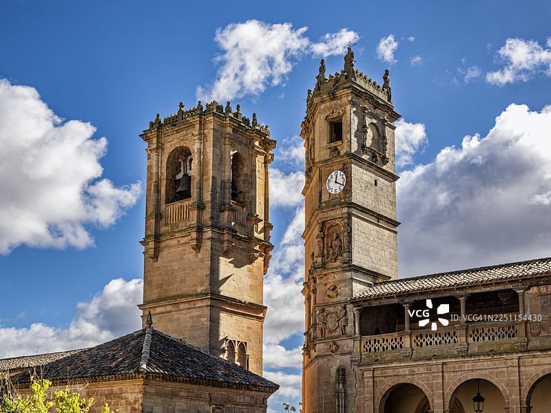 阿尔卡拉斯镇（阿尔瓦塞特省）圣三一教堂和塔尔东塔楼。图片素材