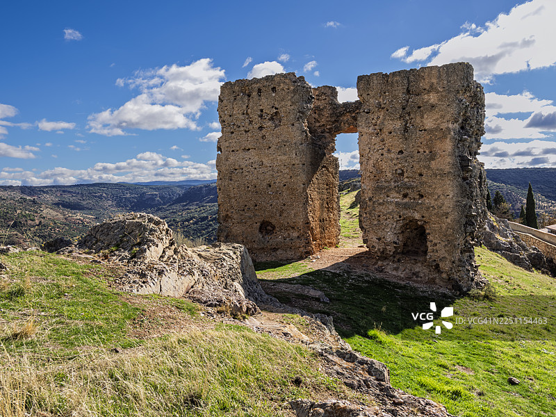 阿尔卡拉斯城堡（Castle of Alcaraz）的遗址坐落于山顶的风景图片素材
