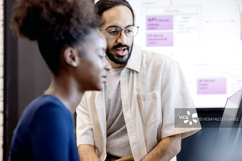 软件开发团队可以通过关注三个关键领域来加强协作：最大限度地减少交接、实施共享工具和提高代码质量。图片素材