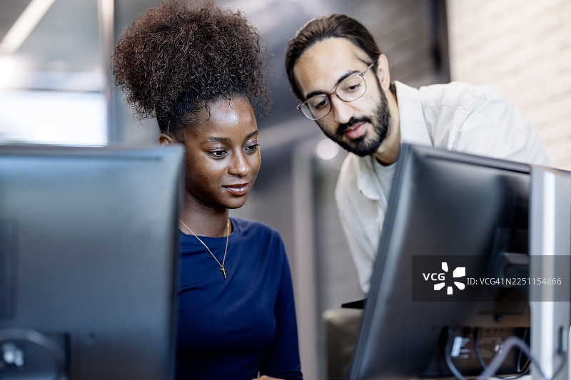 导师指导对开发者而言是加速技能发展和职业成长的重要策略。鉴于新技术、新工具和新框架层出不穷，持续更新技能对每位开发者都至关重要。图片素材