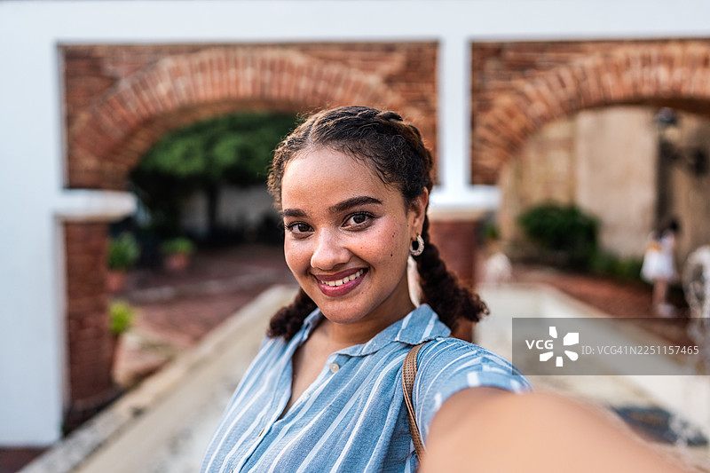 多米尼加共和国圣多明各，年轻女子自拍（相机视角）图片素材