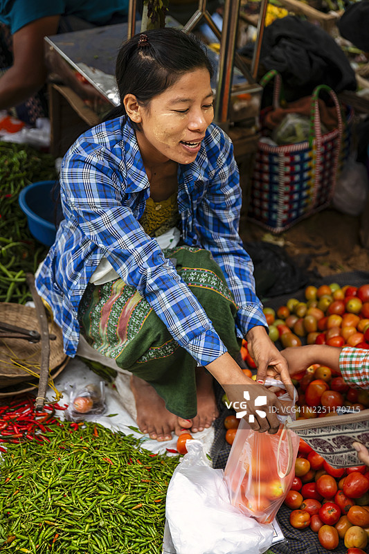 缅甸妇女在售卖新鲜水果，缅甸图片素材