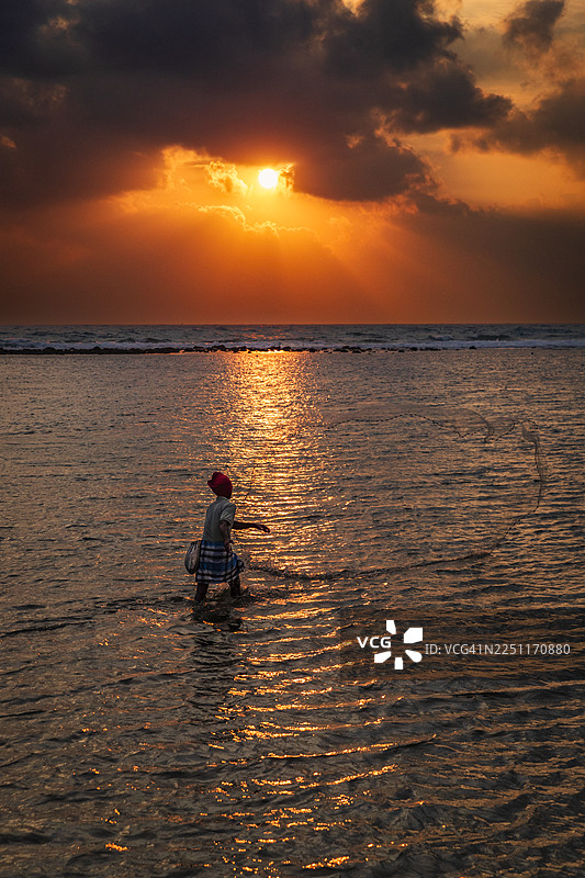 斯里兰卡渔民在亭可马里附近撒网捕鱼图片素材