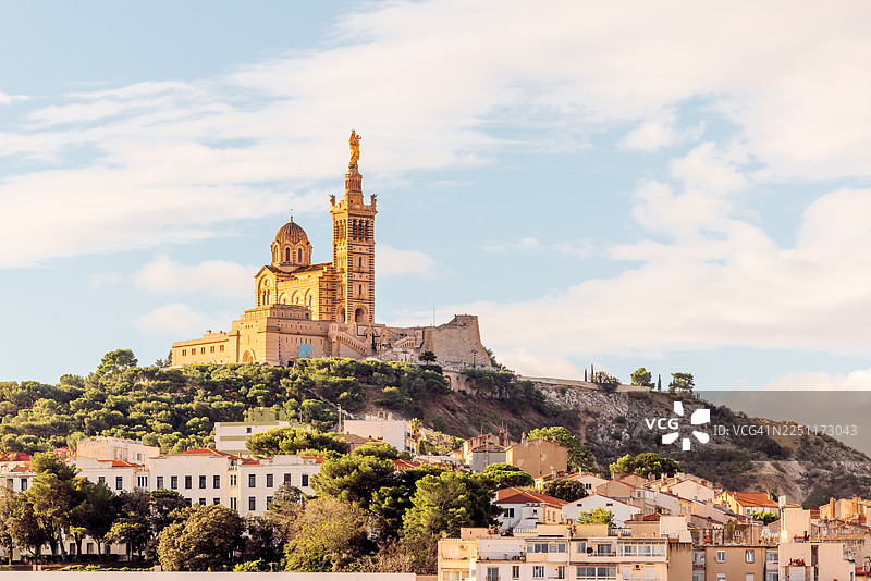 阳光明媚的日子里，法国蔚蓝海岸，巴黎圣母院和马赛天际线图片素材