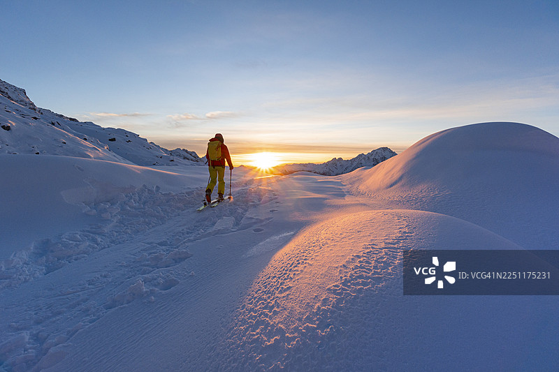 日落时分的滑雪登山者，瓦尔泰利纳图片素材