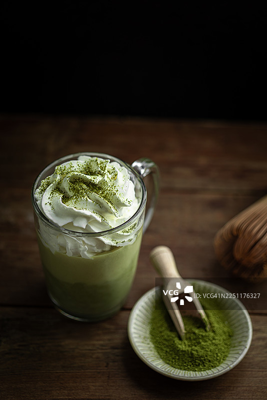 自制甜点抹茶热饮，配鲜奶油，列日风味图片素材