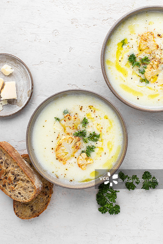自制花椰菜汤配帕玛森芝士、烤面包和欧芹图片素材