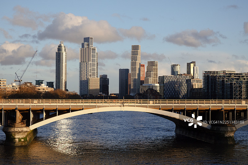 在阳光明媚的冬日，沃克斯豪尔、九榆树和巴特西发电站的铁路桥新发展图片素材