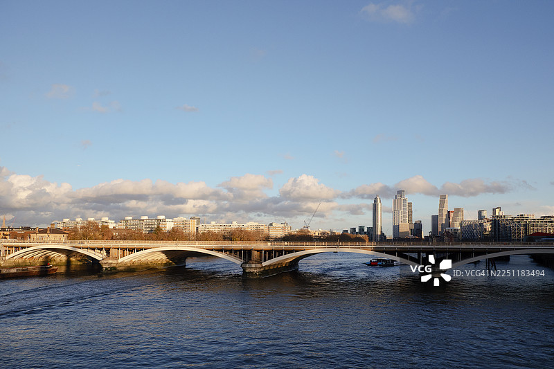 阳光明媚的冬日，沃克斯霍尔、九榆树和巴特西发电站的铁路桥新发展图片素材