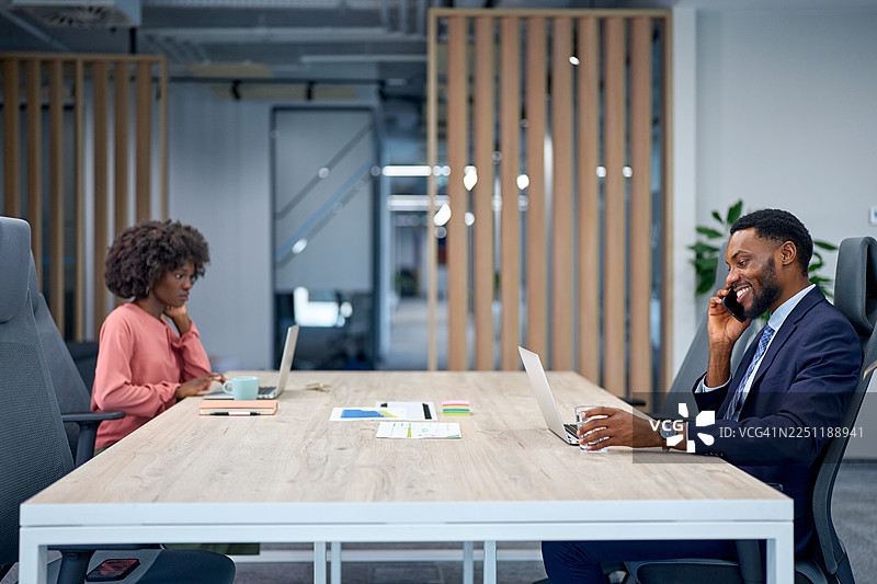 现代办公室隔间里工作的商务人士图片素材