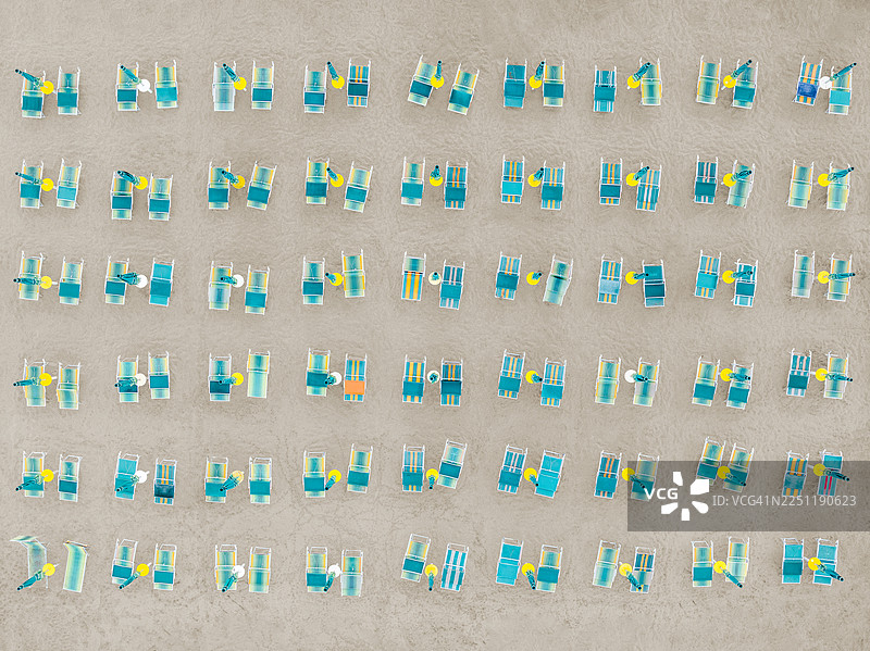 从高处俯拍的折叠好的雨伞和一排排绿色的沙滩椅，地点：阿尔巴尼亚，都拉斯县，都拉斯市图片素材