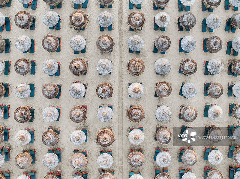 俯视角度拍摄的海滩上的排排提基伞，阿尔巴尼亚都拉斯都拉斯县图片素材