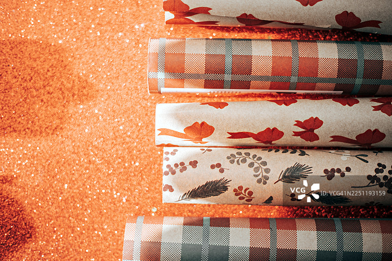 圣诞节礼品包装纸卷的完整画面，非常适合网页、博客、传单或横幅。节日多彩的纹理，非常适合季节性设计和假日创意项目。图片素材