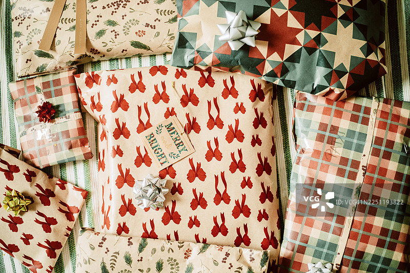 各种礼品摆放在一起，非常适合网页、博客、宣传单或横幅。这是一个节日气氛浓厚、色彩鲜艳的节日布局，非常适合季节性设计和创意项目。图片素材