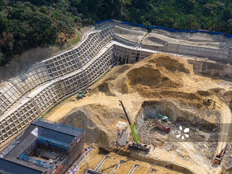 建筑工地，有重型机械和土方工程活动图片素材