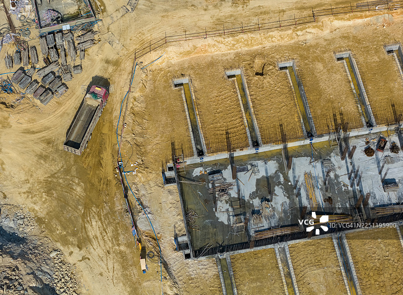建筑工地的空中视角，包含挖掘和地基建设图片素材