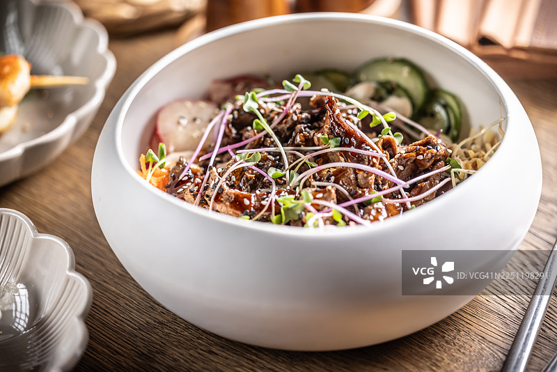 牛肉饭以丰盛、甜辣口味的手撕牛肉块为中心，淋上浓郁的蚝油。图片素材