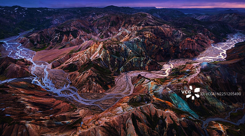 无人机在暮光时分拍摄的冰岛兰德曼纳劳卡多彩流纹岩山脉景观图片素材