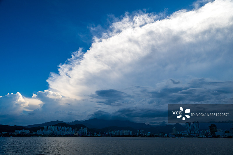 从束草青草湖看到的飞船形状的云图片素材