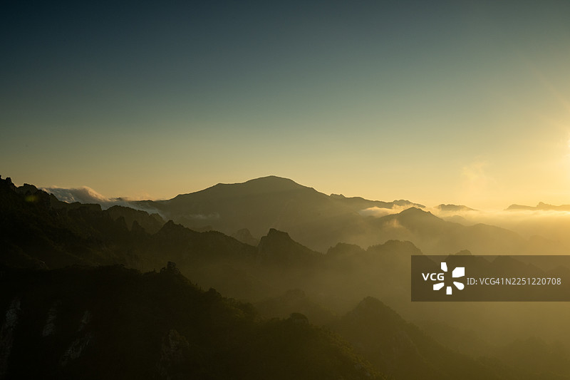 从新千岁山顶看到的恐龙岭上方的云海图片素材