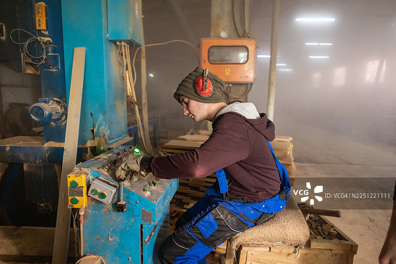 木工车间操作员图片素材