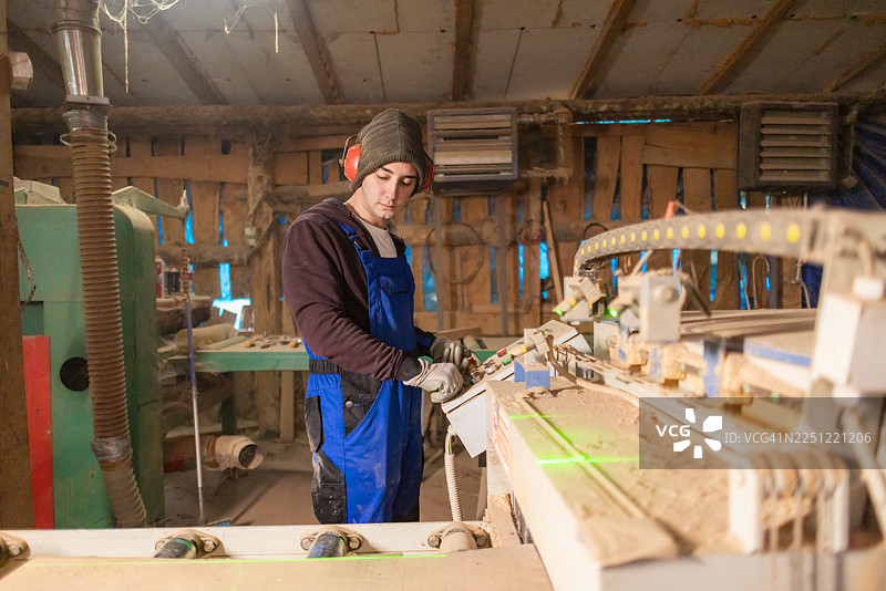 技艺精湛的木工师傅在工作室图片素材