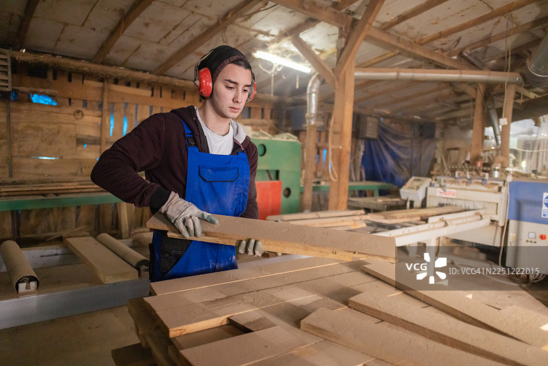 男人塑造木材图片素材