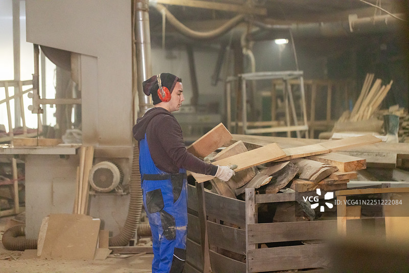 木匠在工作图片素材