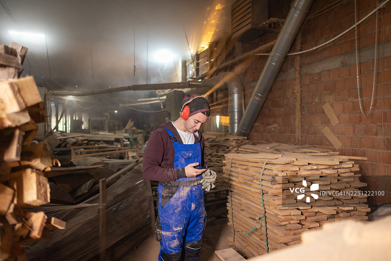 工人正在浏览手机图片素材