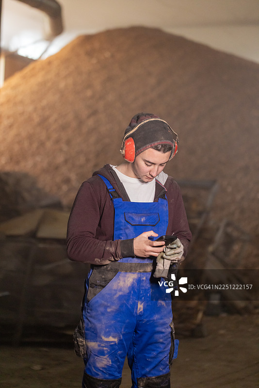 木工使用智能手机图片素材