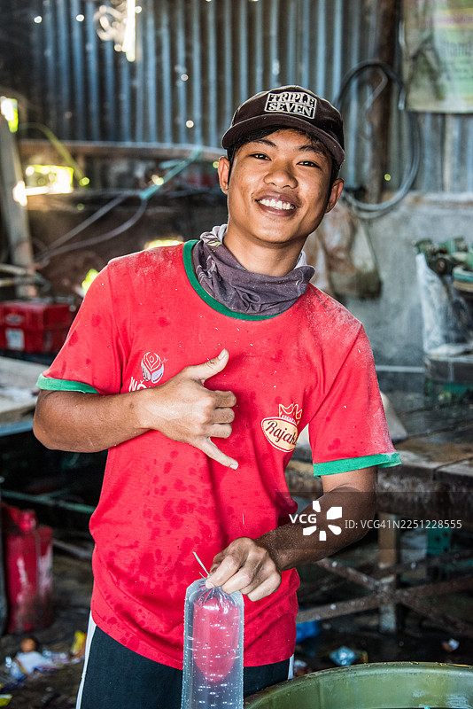 年轻工人在工业市场工地竖起“好样的”手势图片素材